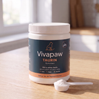 Vivapaw Taurin für Katzen 200 g – Dose mit Messlöffel auf Holztisch